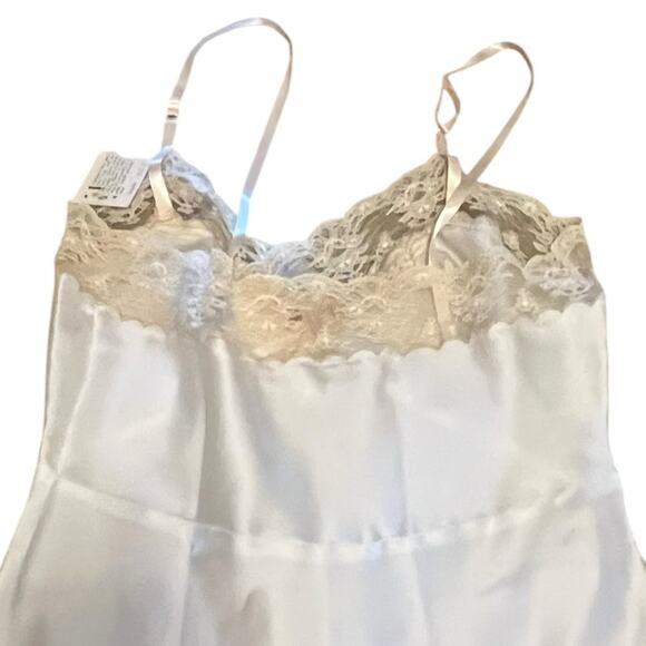 Corhan off white short nightgown with lace trim and bow design - Picture 9 of 10